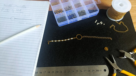 Photo illustrative d'une création d'un bracelet acier inoxydable avec perles de rivière