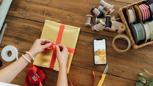 Idées cadeaux bijoux : opte pour l’acier inoxydable, la valeur sûre.